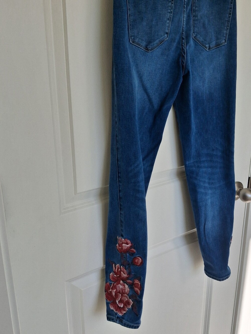 White House Black Market Red Rose Embroidered Ankle Skinny Denim 2s